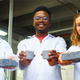 El Dr. Dyllan Randall y sus estudiantes, Vukheta Mukhari y Suzanne Lambert.